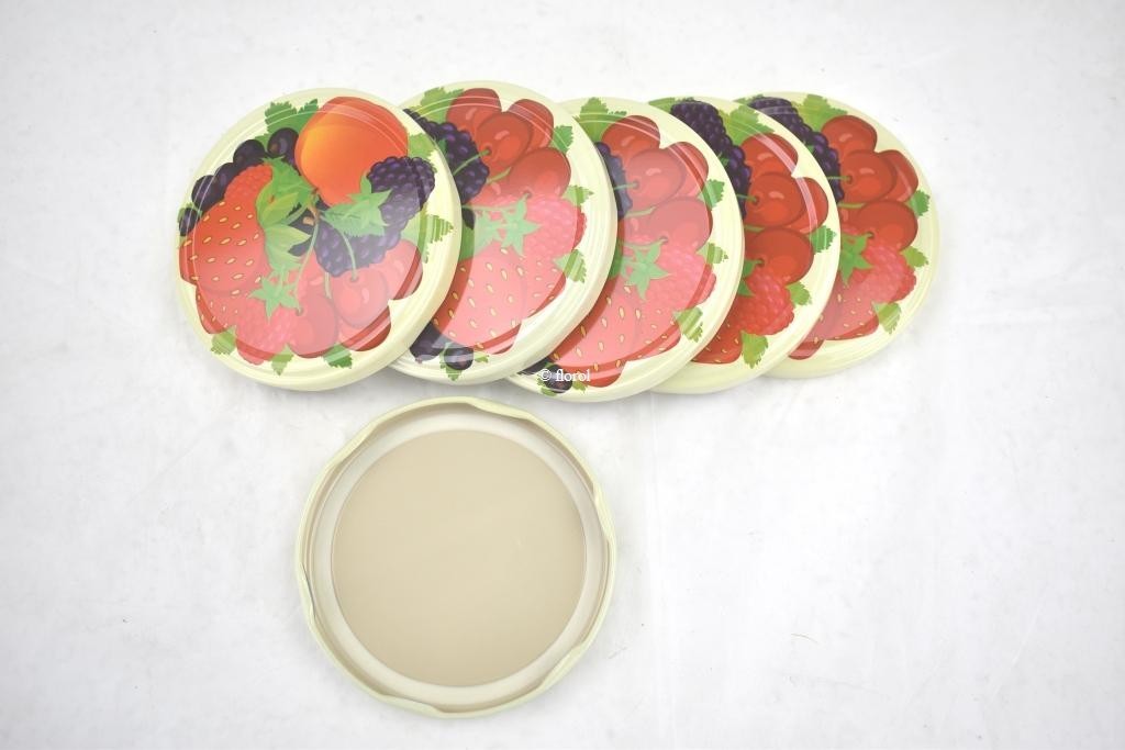 6 couvercles pour pots à confiture. 6 couvercles pour pots à confiture.