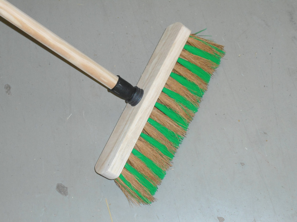 Balai fibre de coco 30cm, avec manche en bois